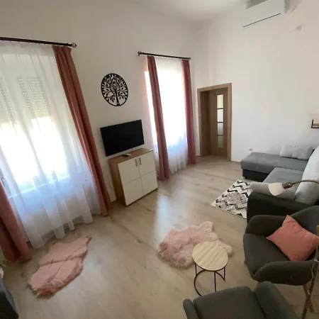 Rad-var Apartmanhaz Eger
